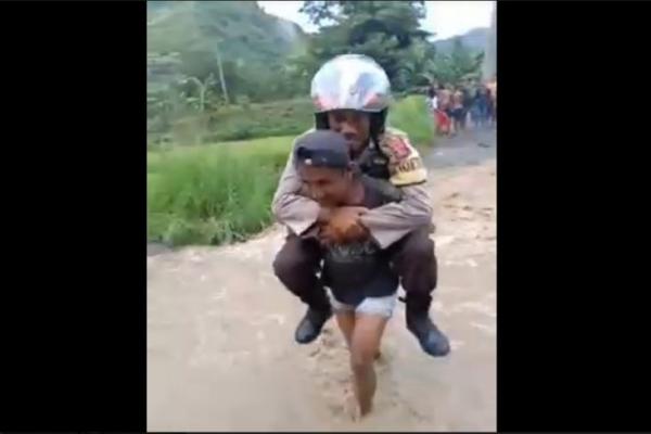 Viral! Warga Gendong Polisi Berseragam yang Takut Lewati Sungai
