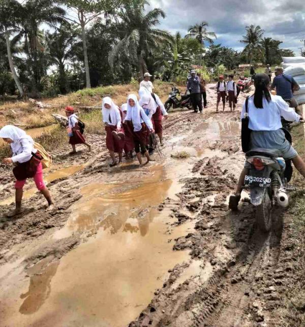 Miris! Anak Sekolah di Asahan Harus Melintasi Jalan Kubangan Kerbau