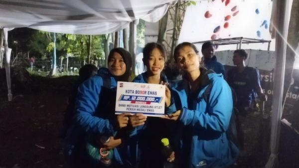Tim Panjat Tebing Kota Bogor Sabet Emas Speed Klasik Beregu Putri Porprov Jabar 2022