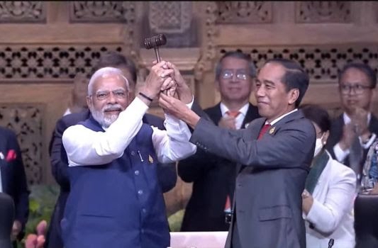 Resmi Ditutup, Jokowi Serahkan Presidensi G20 ke India