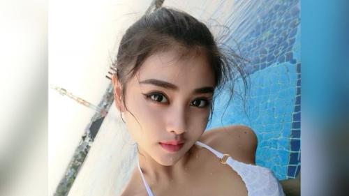 Seksinya Gaya Tania Ayu Dalam Balutan Bikini Putih di Pinggir Kolam, Netizen: Idolaku!