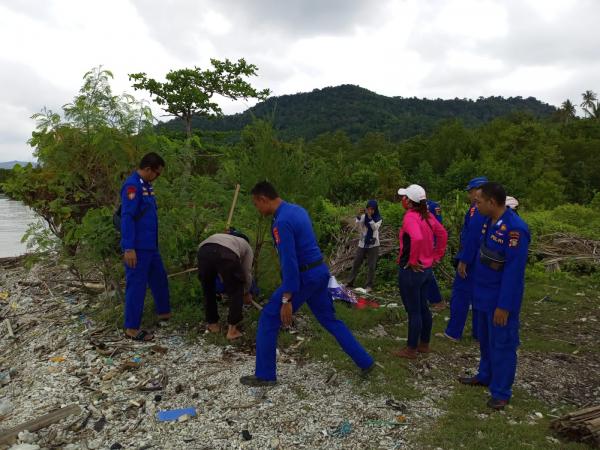 Cegah Abrasi, Satpolair Polres Lampung Selatan dan Bhayangkari Tanam 1000 Mangrove di Pulau Rimau