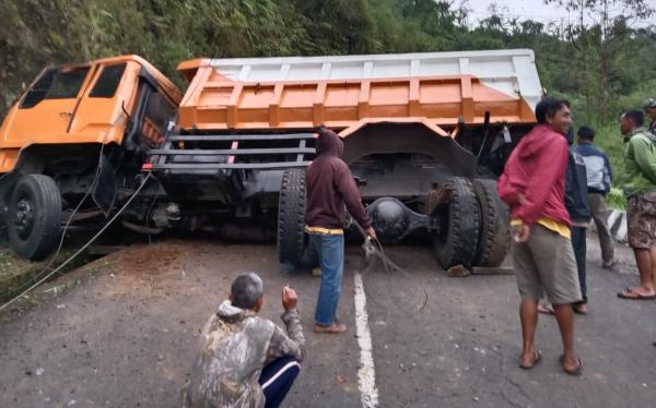 Rem Blong, Truk Fuso Pengangkut Hotmix Ringsek Tabrak Tebing di Garut