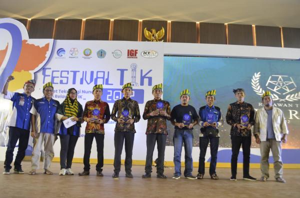 Desa Kalikoa Raih Anugerah Transformasi Digital Pemdes Terbaik Festik 2022 di Pontianak