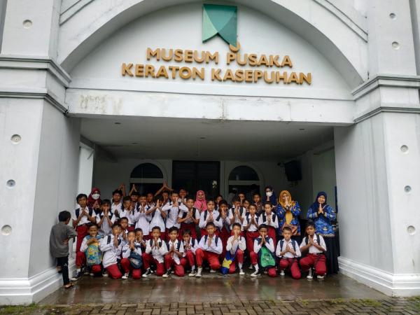 Kenalkan Sejarah Cirebon Sejak Dini, Siswa SDN 3 Lurah Kunjungi Kratonan Kasepuhan