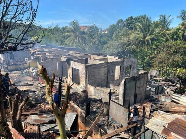 Diduga Akibat Arus Pendek, 5 Rumah Dinas Polri di Aspol Deplat Jayapura Terbakar