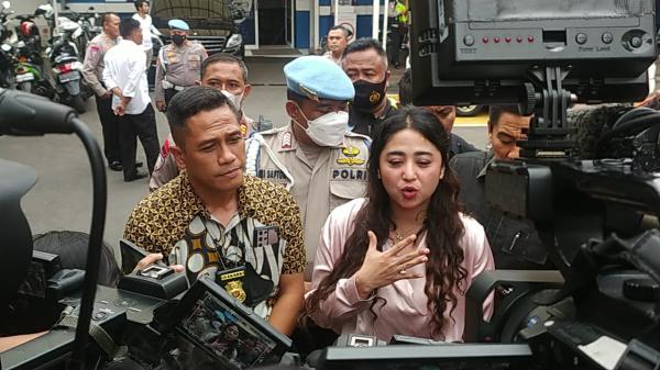 Dewi Perssik Kembali Laporkan Warganet, Kali Ini ke Polres Metro Depok