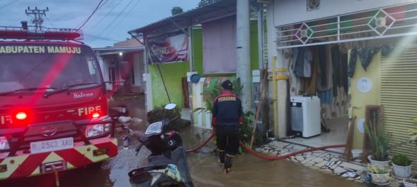 Pasokan PDAM Mati, Damkar Kesulitan Air Bersih untuk Warga Terdampak Banjir