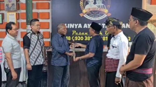Bupati Jayapura Dianugerahi Keris Pusaka oleh Masyarakat Suku Sasak Nusa Tenggara Barat