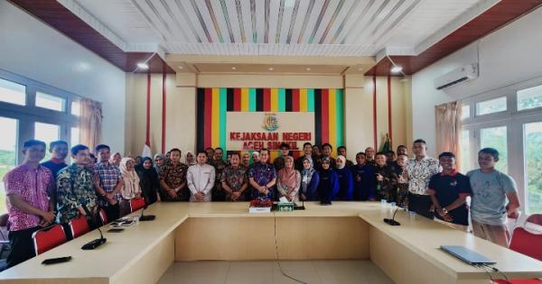 Kajari Bersama Seluruh Pegawai Kejari Aceh Singkil di Tes Urin