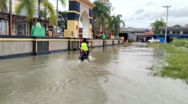 Hujan Deras, Jalan di Depan Masjid Nurul Hidayah Topoyo Digenangi Air yang Melintas Harus Hati-Hati