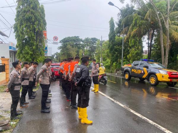 Personel Polres Polman Dikerahkan Untuk Back Up dan Evakuasi Warga Terdampak Bencana Banjir