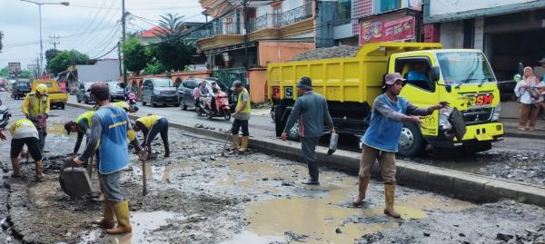 PUPR Lebak Perbaiki Jalan Rusak Di Perempatan Pasar Malingping