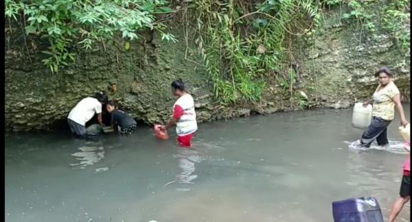 Untuk Dapatkan Air, Warga di Sikka Harus Berjalan Kaki Sejauh 3 Kilometer