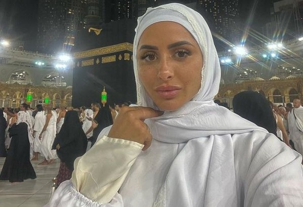 Marine El Himer Umumkan Masuk Islam, Unggah Foto Berhijab di Kota Suci Makkah
