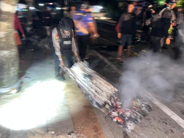 Video : Informasi Hoaks, Kelompok Warga di Kota Sorong Rusak Warung Makan dan Blokade Jalan Raya