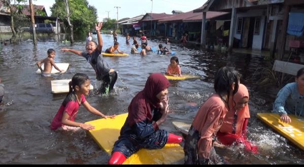 Puluhan Anak Berenang Bak di Kolam Renang Saat Banjir di Aceh Singkil