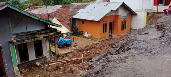 Hujan Lebat Mengguyur Pemalang Selatan, Talud Setinggi 4 Meter Longsor Menimpa Rumah Warga
