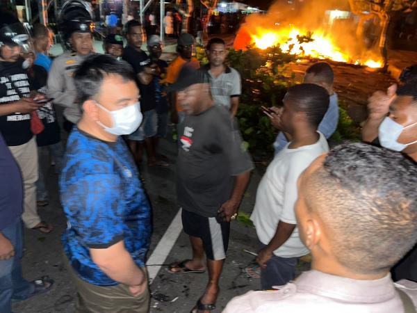 Berita Foto : Kapolres Turun Tangan Redam Aksi Anarkis Sekelompok Warga di Kota Sorong