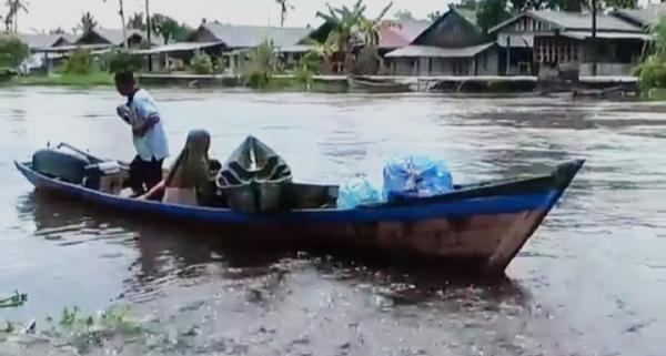 Akses Darat Lumpuh, Korban Banjir Harus Gunakan Jalan Sungai