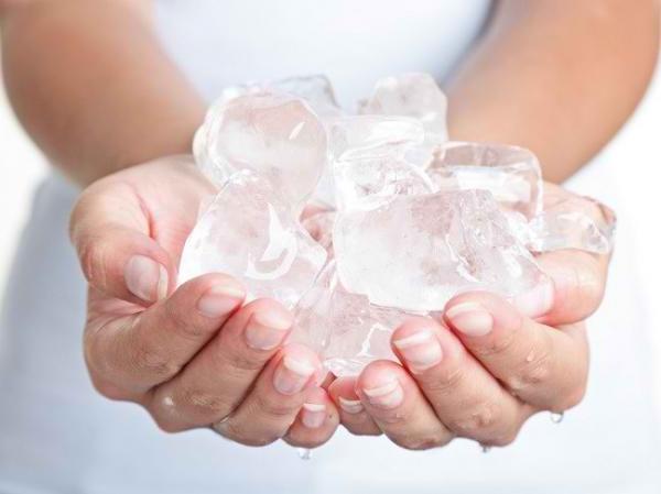 Mengunyah Es Batu Membahayakan Kesehatan, Benarkah? Yuk Simak Penjelasannya