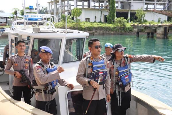 Berita Foto : Pantau Wilayah Kepulauan, Kapolres Raja Ampat Pimpin Patroli Perairan