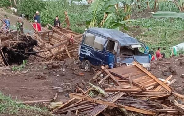 Sungai Cikawah Meluap, Dua Kampung di Pangatikan Garut Diterjang Banjir