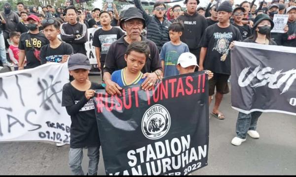 Ribuan Aremania Turun ke Jalan Tuntut Keadilan Tragedi Kanjuruhan, Kota Malang Lumpuh
