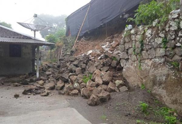 Hujan Deras Talud Setinggi 10 Meter di SMP N 3 Saptosari Longsor, 8 Rumah Terisolasi