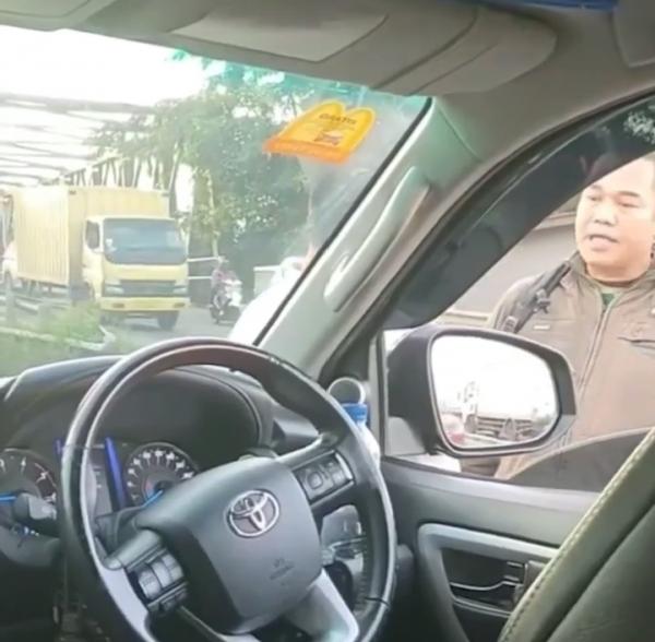 Diduga Oknum Anggota TNI Pukul Pengemudi Mobil di Jalan Sambil Marah-Marah