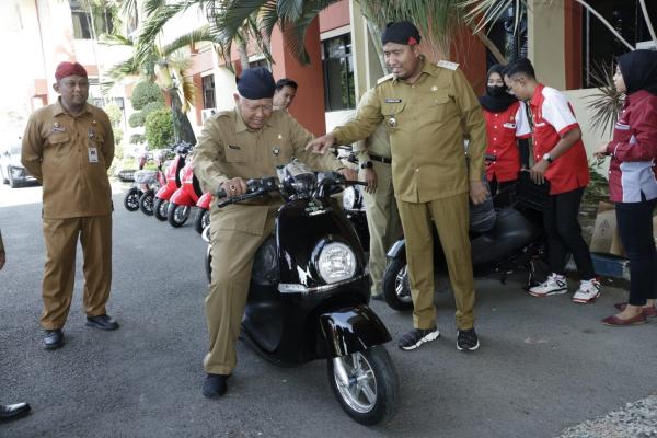 Bupati Sumenep Achmad Fauzi Mulai Uji Coba Sepeda Motor Listrik Untuk ASN