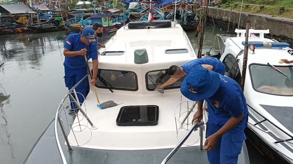 Siap Amankan Libur Natal dan Tahun Baru, Polairud Polres Pemalang Bersih-bersih Kapal Patroli