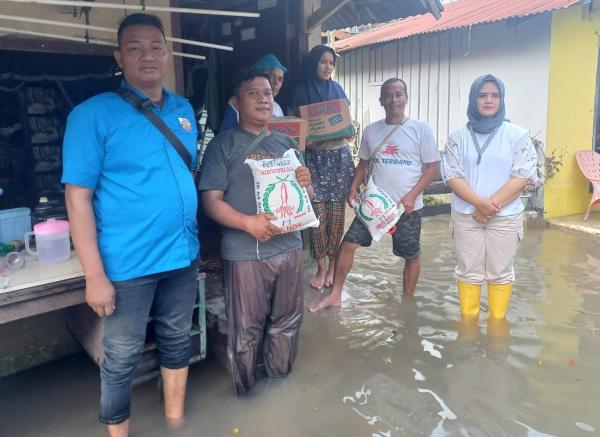 Pengurus Karateker PK KNPI Medan Deli bersama Kelurahan Tanjung Mulia Bantu Korban Banjir