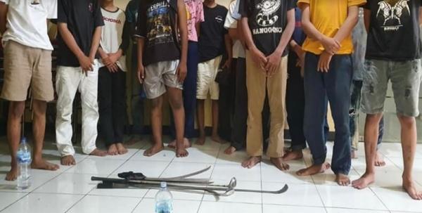Polisi Tangkap 10 Pemuda Bersajam yang Hendak Tawuran di Bekasi