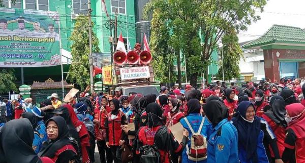 Ribuan Buruh di Palembang Unjukrasa Tuntut Kenaikan UMP 2023