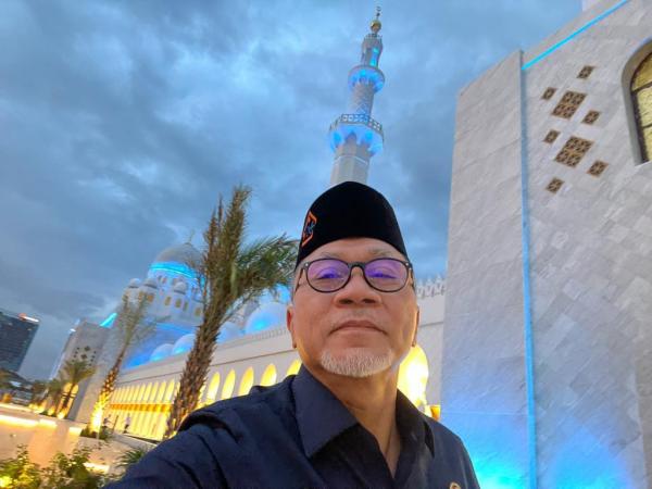 Maghrib di Masjid Raya Sheikh Zayed, Zulhas: Persahabatan Presiden Jokowi dan MBZ Berkah Bagi Umat