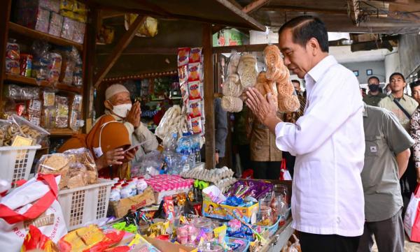 Presiden Jokowi Kunjungi Pasar di Karanganyar, Temukan Kenaikan Harga Minyak Goreng