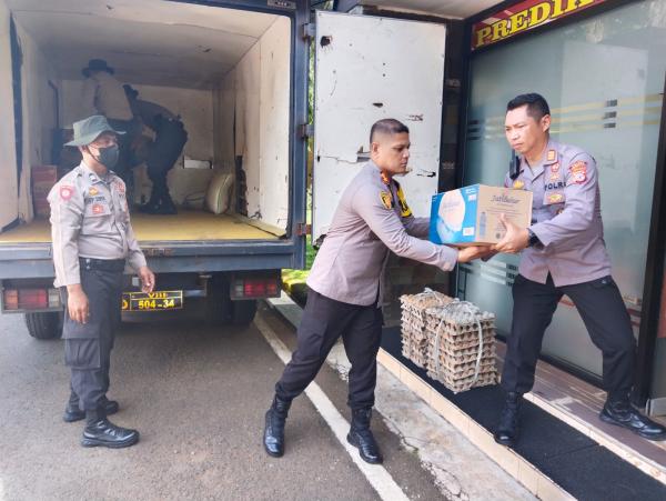 Polres Purwakarta Beri Bantuan Sembako dan  Obat-obatan Untuk Korban Gempa di Cianjur