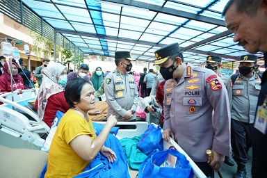 Kapolri Jenderal Listyo Sigit Kunjungi Korban Gempa Cianjur