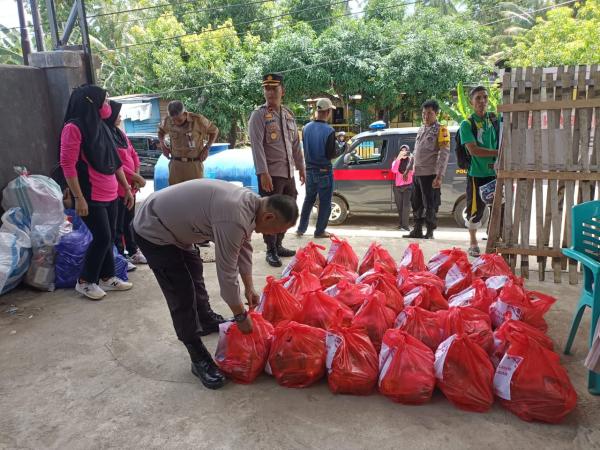 Kapolres Polman Salurkan Bantuan Paket Sembako Pada Korban Banjir di Kecamatan Tinambung