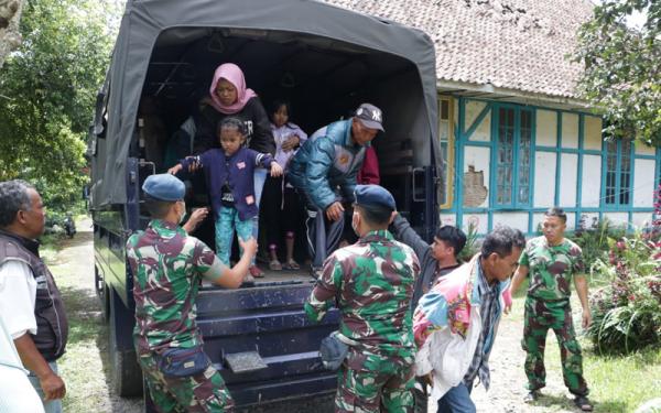 Pakai Truk dan Ambulance, Personel Lanud Husein Sastranegara Evakuasi Korban Gempa Cianjur