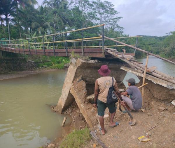 Bahaya! Jembatan Penghubung 3 Desa di Penggarangan Lebak Nyaris Ambruk