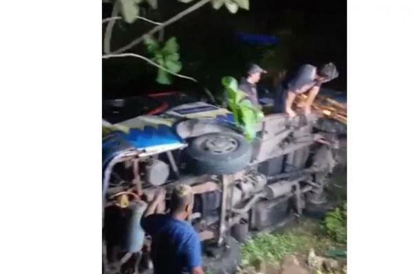 Minibus Angkut Puluhan Penumpang Terperosok tak Kuat Menanjak, 8 Tewas, 20 Luka-luka