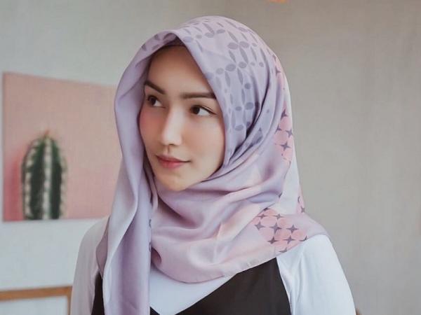 7 Daftar Merk Hijab Segi Empat Dengan Kualitas Tebaik