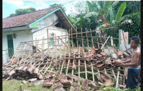 Tangis Keluarga Santri Korban Tewas Akibat Gempa Cianjur Pecah Usai Ketiga Jenazah Datang