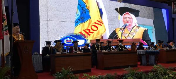 Rektor Unirow Tuban Sampaikan Berbagai Prestasi Dalam Moment Wisuda Ke- XX