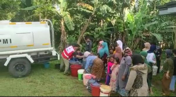 PMI Distribusikan Air Bersih Dan Siapkan Dapur Umum Bagi Para Penyintas Pasca Gempa Cianjur