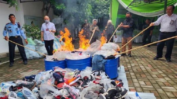 Kejari Semarang Musnahkan 1.947 Pasang Sepatu Nike Palsu