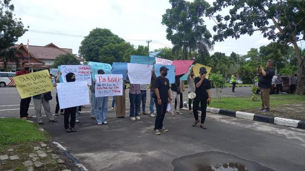 Geruduk Kantor Kejati Babel, Massa Aksi Tuntut Anggota DPRD Babel Tersangka Tipikor Ditahan 