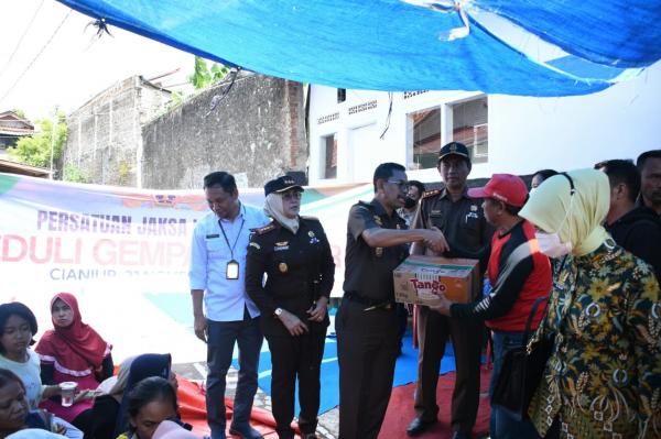 Persatuan Jaksa Indonesia dan Kejati Jabar Serahkan Bantuan untuk Korban Gempa Bumi Cianjur